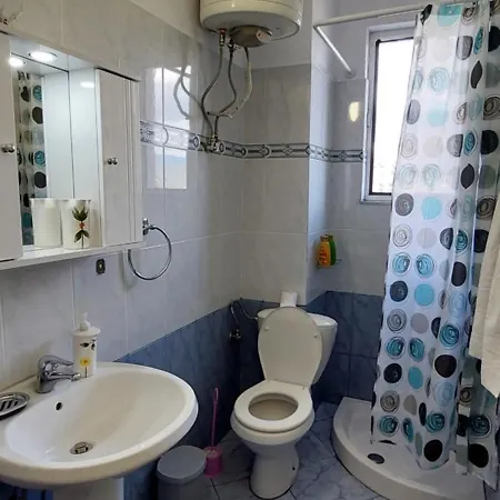 Shehu Downtownn Apartmán *